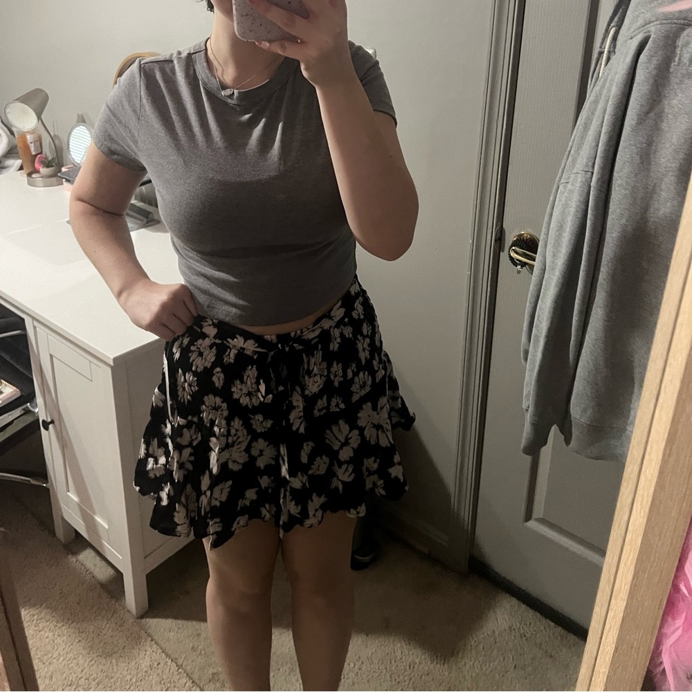 black and cream flower skort